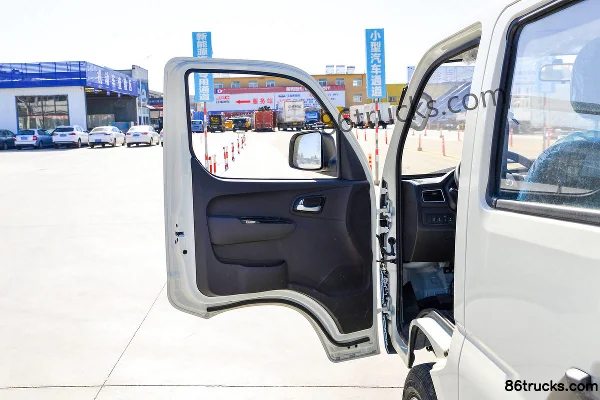 Foton Xiangling M1 Deluxe 1.6L 122hp 4X2(6 wheels) Gasoline 2.55m Double Row Flatbed Mini Truck Cab (1) | 86Trucks