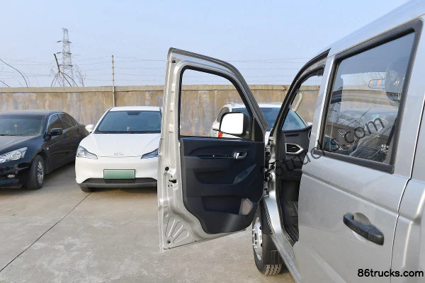 Foton Xiangling V3 2.0L 144 ch 4X2(6 roues) essence 2,7 m micro camion plateau à double cabine (1) | 86Trucks