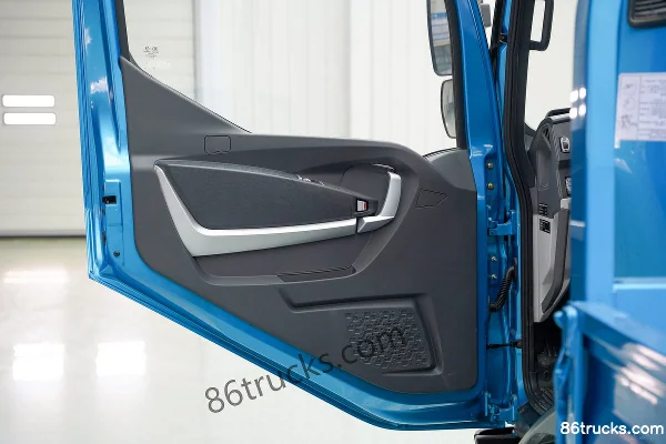 Feidi HW5 4.18m single-row plug-in hybrid flatbed light truck 17.52kWh 4X2(6 wheels) Interior (2) | 86Trucks
