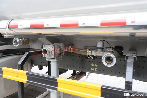 Sinotruk HOWO NX 310 hp 6X4(10 wheels) Multi-function Dust Suppression Truck (Tongyada Brand) Body (3) | 86Trucks