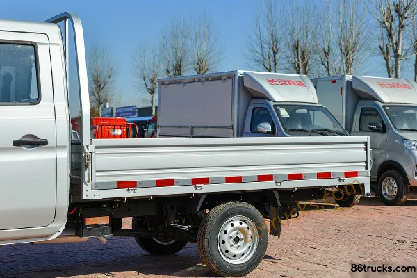 Changan Kuayue Wang X1 version standard 1,6 L 122 ch 4X2(6 roues) essence 2,55 m camion plateau double cabine (China VI) (roues arrière simp