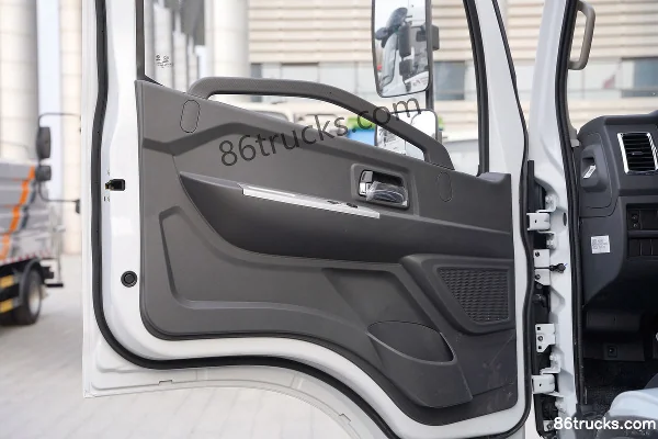 Dongfeng Duolika D7 156hp 4X2(6 wheels) cleaning truck (Tongyada brand) Cab (3) | 86Trucks