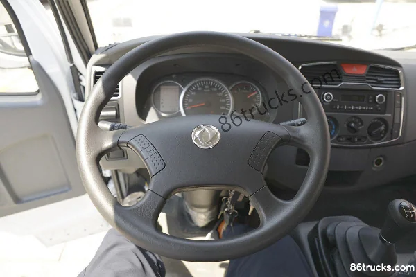 Dongfeng Duolika D6 130hp 4X2(6 wheels) vacuum sweeper truck (Hualiang Tianhong brand) Cab (1) | 86Trucks