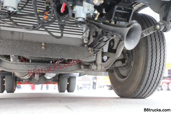 Dongfeng Duolika D6 130hp 4X2(6 wheels) vacuum sweeper truck (Hualiang Tianhong brand) Chassis (3) | 86Trucks