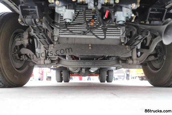 Dongfeng Duolika D6 130hp 4X2(6 wheels) vacuum sweeper truck (Hualiang Tianhong brand) Chassis (1) | 86Trucks