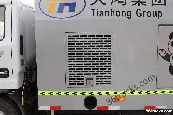 Dongfeng Duolika D6 130hp 4X2(6 wheels) vacuum sweeper truck (Hualiang Tianhong brand) Body (3) | 86Trucks
