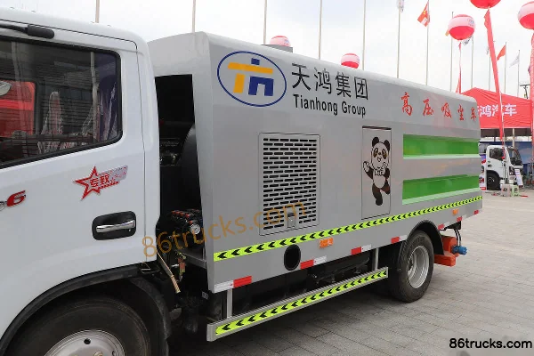 Dongfeng Duolika D6 130hp 4X2(6 wheels) vacuum sweeper truck (Hualiang Tianhong brand) Body (1) | 86Trucks