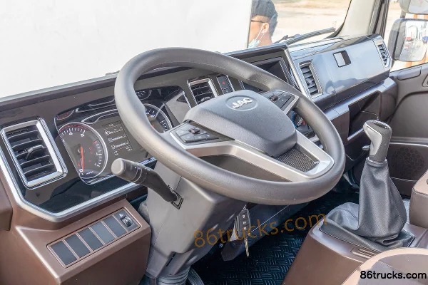 JAC Qingtianzhu 184 hp 4X2(6 wheels) 5.175m Single Row Stake Truck (China VI) Cab (3) | 86Trucks