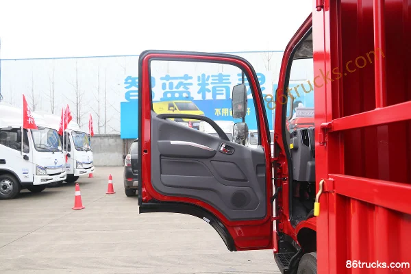 Foton Aoling Xinjieyun Climbing Tiger 151 hp 4X2(6 wheels) 4.17 m single-row stake truck (China VI) Cab (1) | 86Trucks