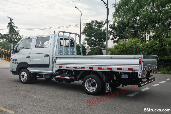 Sinotruk HOWO Xiaojiang 115hp 4X2(6 wheels) 2.95m double-row flatbed light truck (hydraulic brake) Exterior (3) | 86Trucks