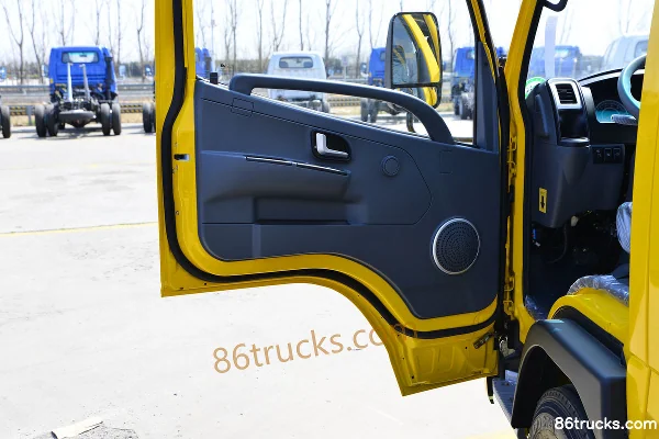 Kama K6 Fulai 115hp 4X2(6 wheels) 3.2m double-row flatbed light truck (5-speed gearbox) Cab (2) | 86Trucks