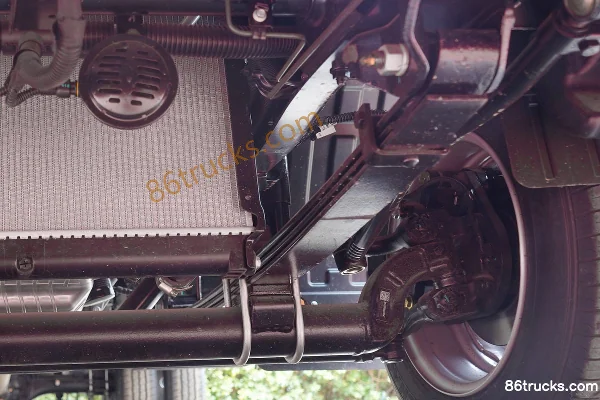 Foton Aoling M 2.0L 144 ch 4X2(6 roues) essence 3,815 m petit camion plateau à cabine simple (freins hydrauliques) Châssis (3) | 86Trucks