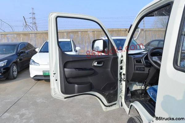 Foton Xiangling M1 Comfort 1.6L 105 hp 4X2(6 wheels) CNG 3.05m Semi-row Flatbed Micro Truck Cab (1) | 86Trucks