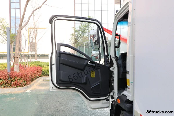 Sinotruk HOWO Hanjiang 170hp 4X2(6 wheels) 4m Refrigerated Truck (China VI) Cab (2) | 86Trucks