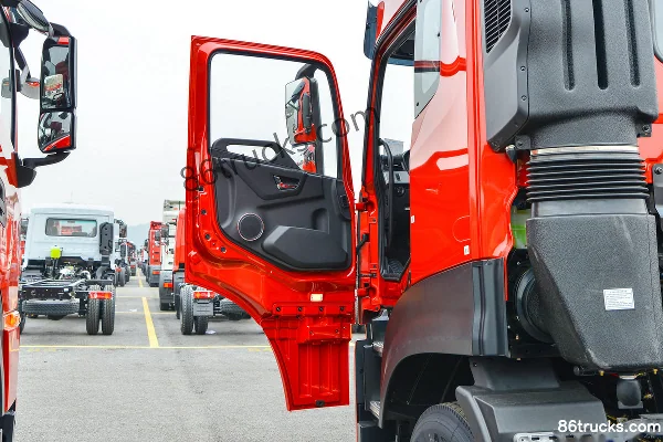 Dongfeng Tianlong KL LNG 380 hp 8X4(12 wheels) 9.4m LNG Cargo Truck (Sinotruk 12-speed) Cab (1) | 86Trucks