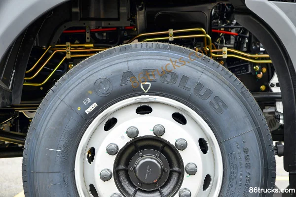 Dongfeng Tianlong KL LNG 380 hp 8X4(12 wheels) 9.4m LNG Cargo Truck (Sinotruk 12-speed) Chassis (2) | 86Trucks