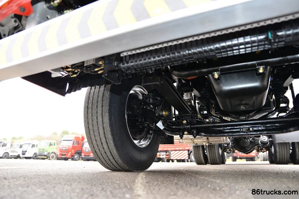 Dongfeng Changxing D7V 480 hp 6X4(10 wheels) LNG Tractor Truck Chassis (2) | 86Trucks