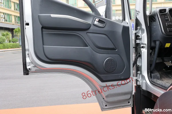 Foton Auman Xingxing 300 hp 4X2(6 wheels) 6.2m AMT automatic grille cargo truck Cab (3) | 86Trucks