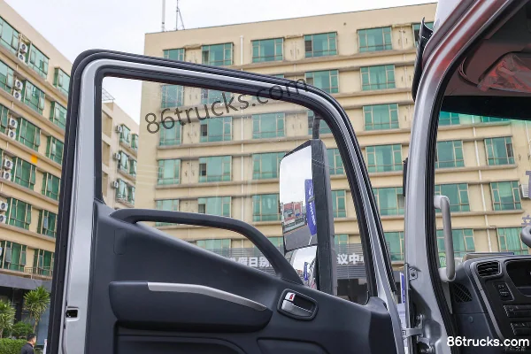 Foton Auman Xingxing 300 hp 4X2(6 wheels) 6.2m AMT automatic grille cargo truck Cab (2) | 86Trucks