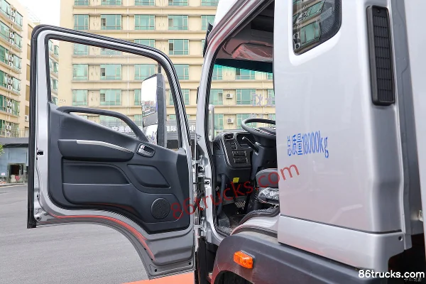 Foton Auman Xingxing 300 hp 4X2(6 wheels) 6.2m AMT automatic grille cargo truck Cab (1) | 86Trucks