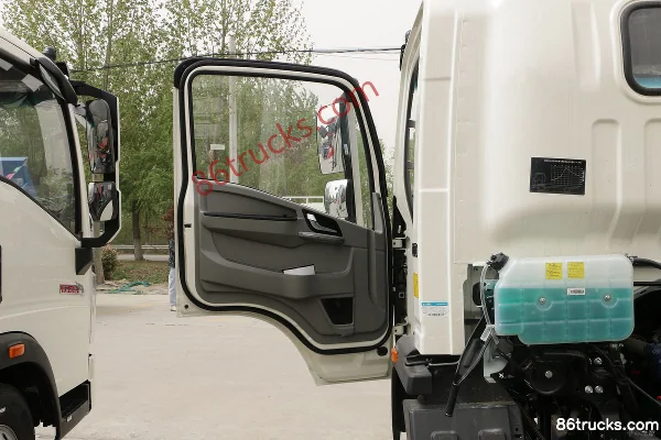 Sinotruk HOWO Tongshuai 130 hp 4X2(6 wheels) 4.15m AMT automatic single-row flatbed light truck (China VI) Cab (1) | 86Trucks