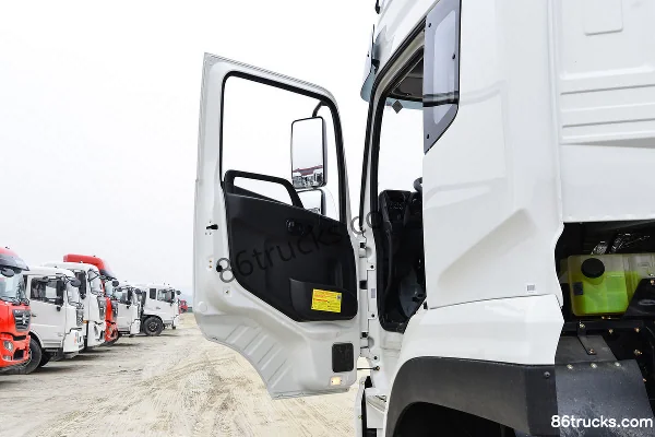 Dongfeng Commercial Vehicle Tianlong VL Heavy Truck 2019 Model 360 hp 8X4(12 wheels) 9.6m Flatbed Cargo Truck Cab (1) | 86Trucks