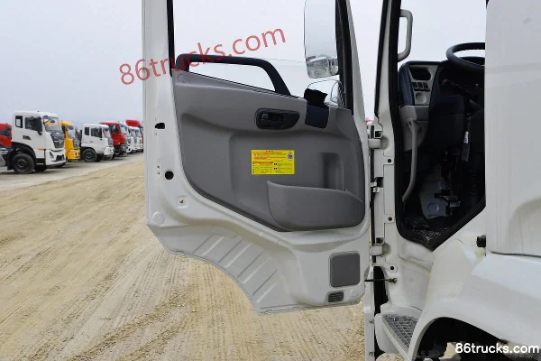 Dongfeng Commercial Vehicle Tianjin VR 195 hp 4X2(6 wheels) Compactor Garbage Truck (Chengli Brand) Cab (2) | 86Trucks
