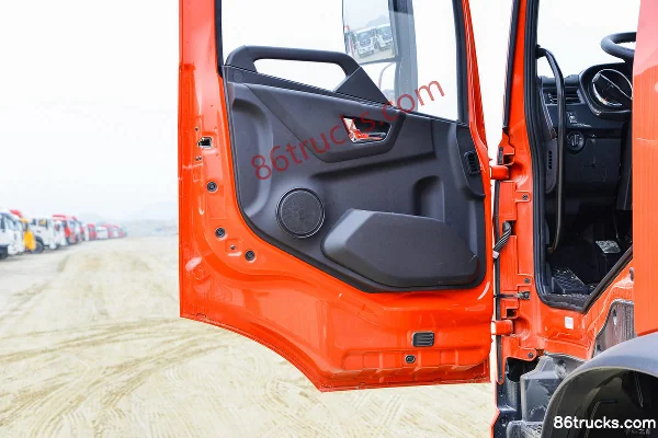 Dongfeng Commercial Vehicle Tianjin KR 210 hp 4X2(6 wheels) 6.8 m miscellaneous dangerous goods van truck (Dali brand) Cab (2) | 86Trucks