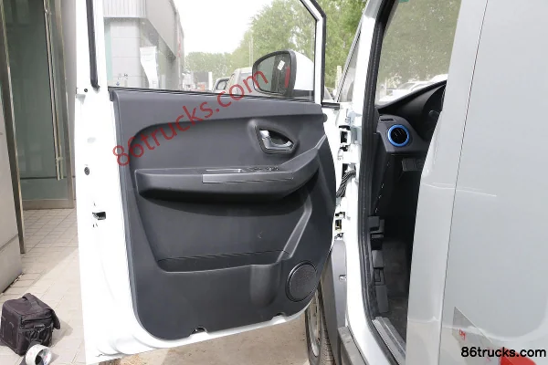 JMC E-Lushun Base Model 2.9T 5.418m Pure Electric Enclosed Cargo Truck 53.58kWh Cab (2) | 86Trucks