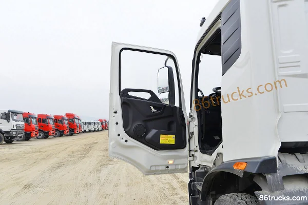 Dongfeng Commercial Vehicle Tianjin KR 190hp 4X2(6 wheels) Hook lift garbage truck (Zhongqi brand) Cab (1) | 86Trucks