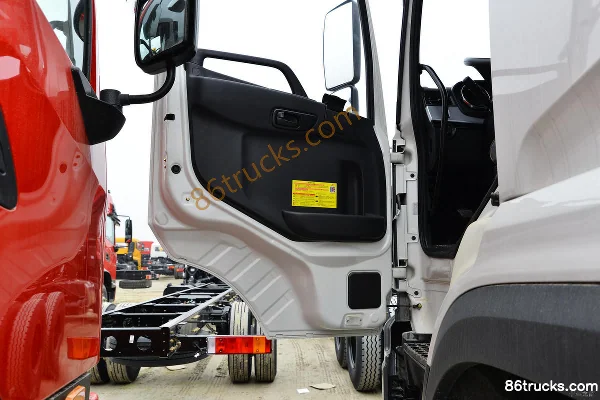 Dongfeng Commercial Vehicle Tianlong KC 340 hp 6X4(10 wheels) Oil Tanker (Chufei brand) Cab (2) | 86Trucks