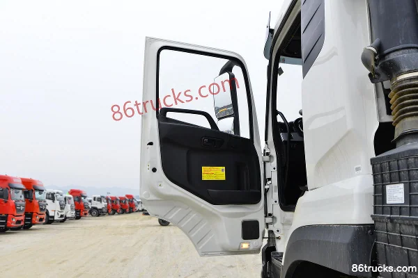 Dongfeng Tianlong KC 340 hp 8X4(12 wheels) Concrete Mixer Truck (Lingyu brand) Cab (1) | 86Trucks