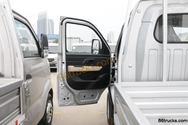 Changan Kuayue Xinbao T5 Flagship Edition 1.6L 122hp 4X2(6 wheels) Gasoline 3.3m single-row flatbed light truck (single rear tire) Cab (1)