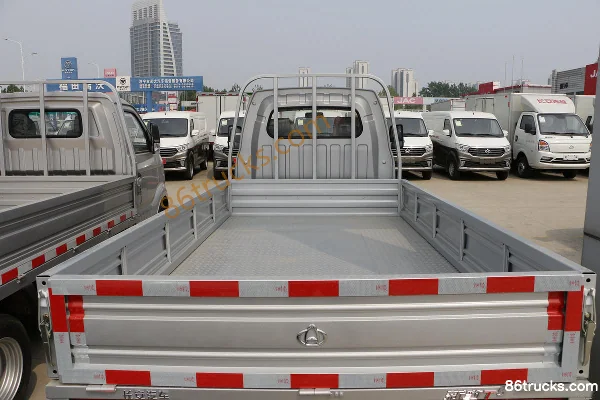 Changan Kuayue Xinbao T5 Flagship Edition 1.6L 122hp 4X2(6 wheels) Gasoline 3.3m single-row flatbed light truck (single rear tire) Body (2)