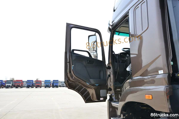 Sanhuan Shitong Haolong Luxury Edition 270 hp 8X2(10 wheels) 8.7m Stake Cargo Truck Cab (1) | 86Trucks
