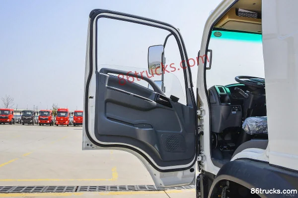 Sanhuan Shitong T3 Chuangke 200hp 4X4(6 wheels) 5.4m semi-sleeper stake off-road cargo truck (China VI) Cab (1) | 86Trucks