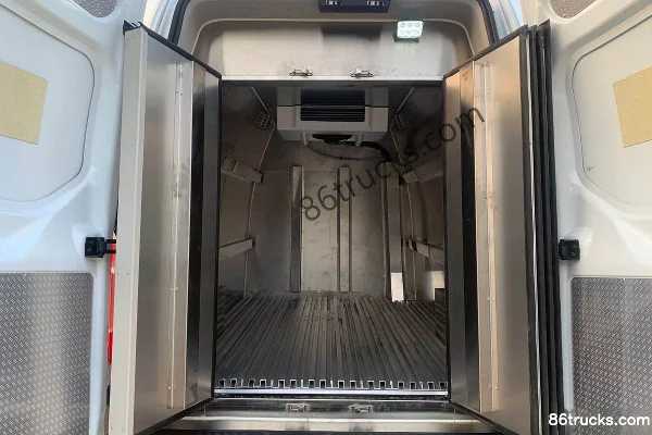 JMC Transit Nouveau 122ch 4X2(6 roues) 5.341m camion frigorifique vaccins Cabine (1) | 86Trucks
