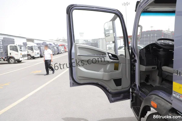 Sinotruk HOWO Tongshuai 160hp 4X2(6 wheels) 4.15m single-row stake truck (China VI) Cab (1) | 86Trucks