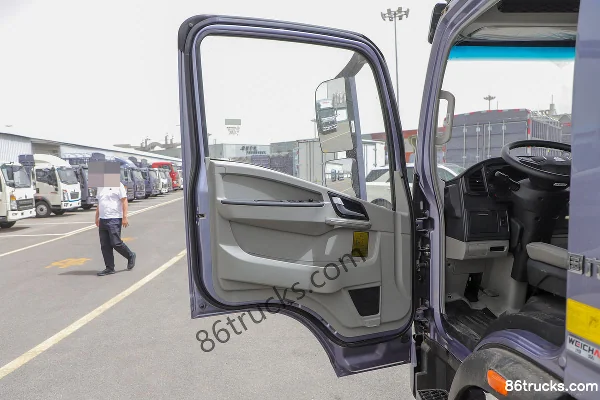 Sinotruk HOWO Tongshuai 160hp 4X2(6 wheels) 4.15m single row van body light truck (Fast Gear 8-speed) Cab (1) | 86Trucks
