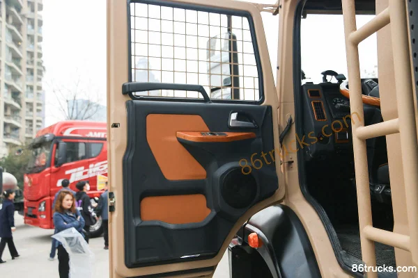 FAW Jiefang M41 Chassis 320hp 4X4(6 wheels) Xueying Off-road RV Cab (1) | 86Trucks