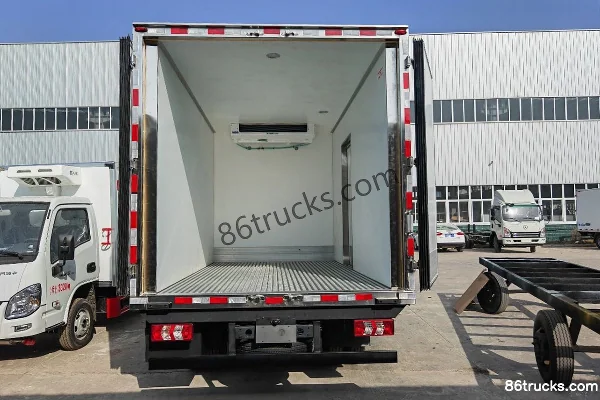 Dongfeng Liuqi Chenglong L2 160hp 4X2(6 wheels) 4.08m Refrigerated Truck (China VI) (8-Speed Gearbox) Cab (1) | 86Trucks