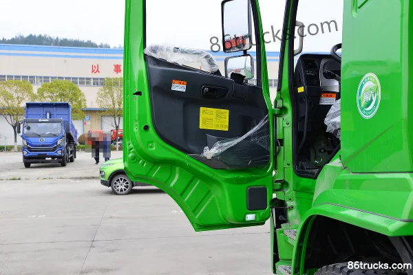 Dayun F7 heavy truck 330hp 8X4(12 wheels) 6.2m dump truck (China VI) Cab (2) | 86Trucks