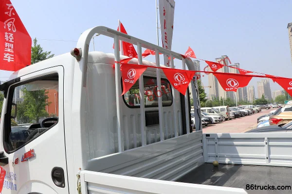 Dongfeng Duolika D6-M Leading Super Power 136hp 4X2(6 wheels) 4.2m Single Row Flatbed Light Truck (China VI) Body (1) | 86Trucks