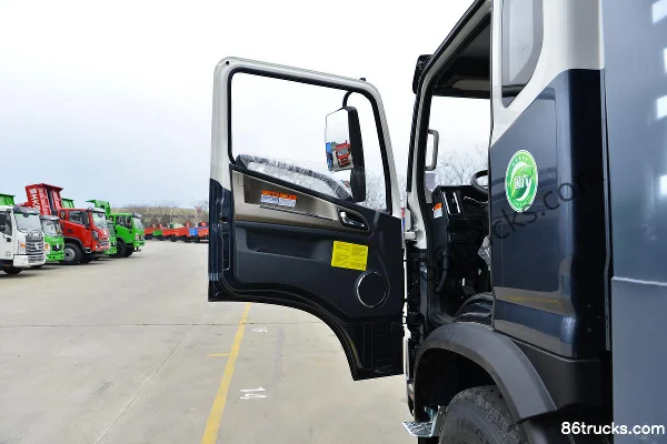 Dayun Yunlong Composite 200 hp 4X2(6 wheels) 4.3m Dump Truck Cab (1) | 86Trucks