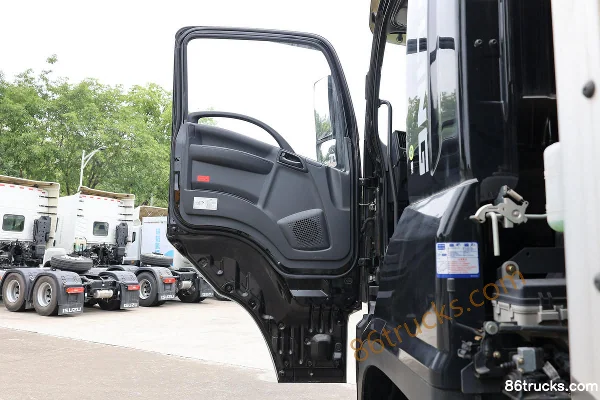 Qingling Isuzu Giga 240 hp 4X2(6 wheels) 7.6m Van Cargo Truck Cab (1) | 86Trucks
