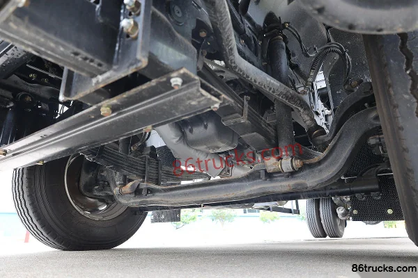 Qingling Isuzu Giga 240 hp 4X2(6 wheels) 7.6m Van Cargo Truck Chassis (2) | 86Trucks