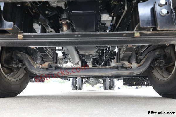 Qingling Isuzu Giga 240 hp 4X2(6 wheels) 7.6m Van Cargo Truck Chassis (1) | 86Trucks