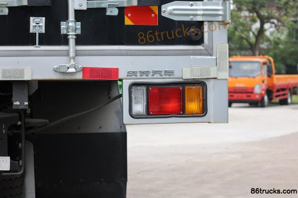 Qingling Isuzu Giga 240 hp 4X2(6 wheels) 7.6m Van Cargo Truck Body (3) | 86Trucks