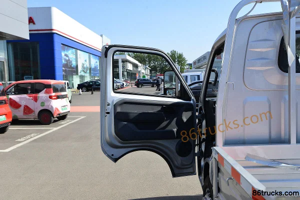 Wuling Longka Basic 2.0L 136hp 4X2(6 wheels) Gasoline 3.8m Single Row Flatbed Mini Truck (China VI) Cab (1) | 86Trucks