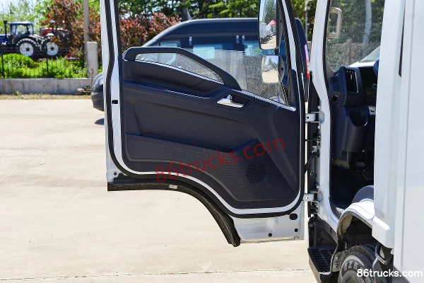 Jiangxi Isuzu Yifang EC5 127 hp 4X2(6 wheels) 4.17m Single Row Van Light Truck (China VI) Cab (2) | 86Trucks